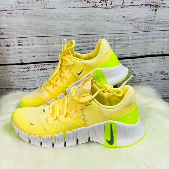 New Women’s Nike Free Metcon 5 athletic shoes - Picture 4 of 10